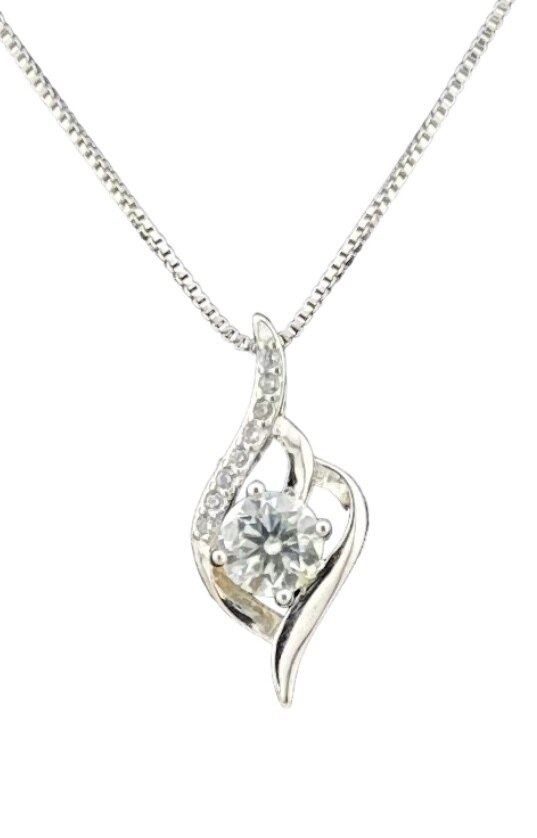 Pendant Tear Drop 925 sterling silver.      1.0 ct Moissanite diamond D  vs2
