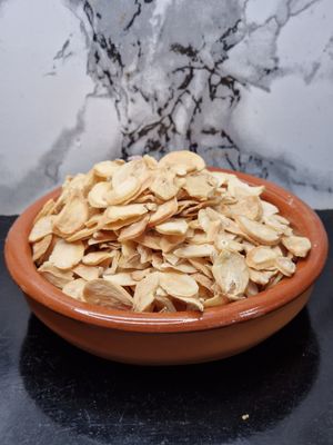 Flaked garlic