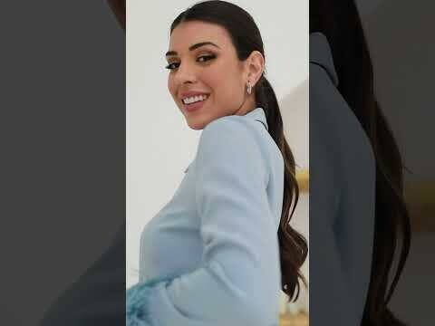 قميص طويل مع تنورة وريش على الأكمام