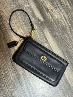 Coach Black Leather Turnlock Wristlet Clutch – Gold Hardware