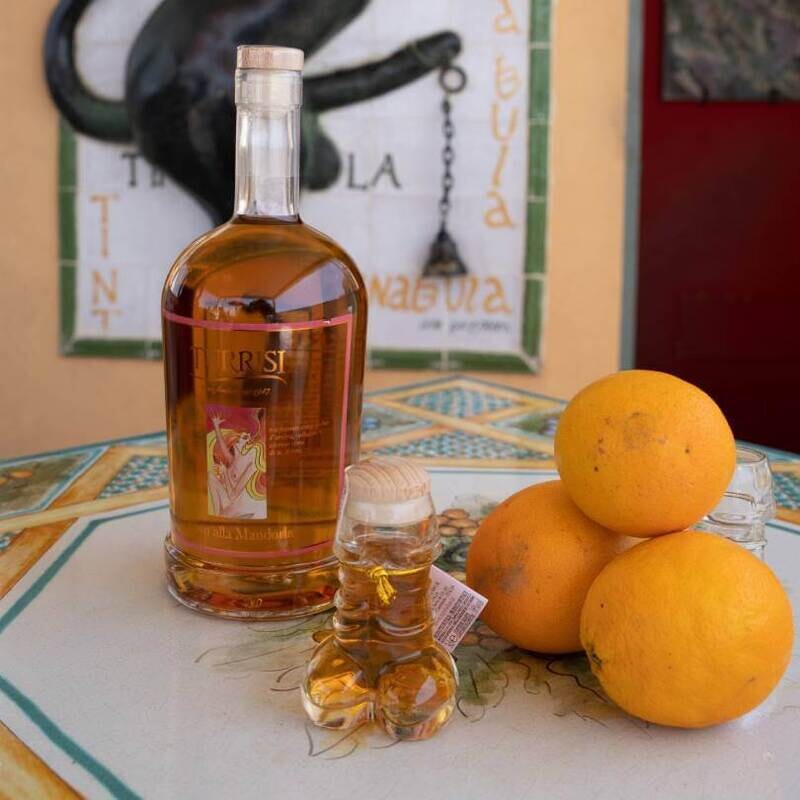 Le bottiglie classiche del vino alla mandorla
