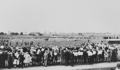 Bert Hinkler arriving in Bundaberg 1928