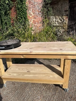 Outdoor kitchen Weber table