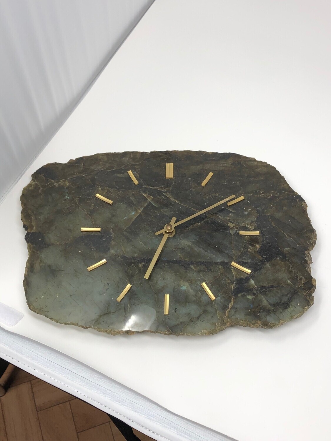 Horloge murale en labradorite.