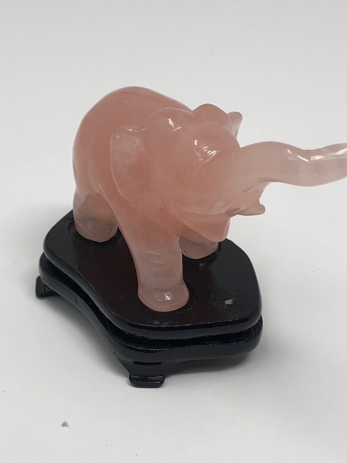 Eléphant en quartz rose sur socle en bois