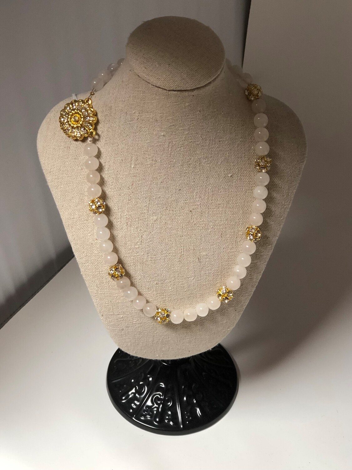 collier quartz rose pièces intermédiaires dorées et zirkon