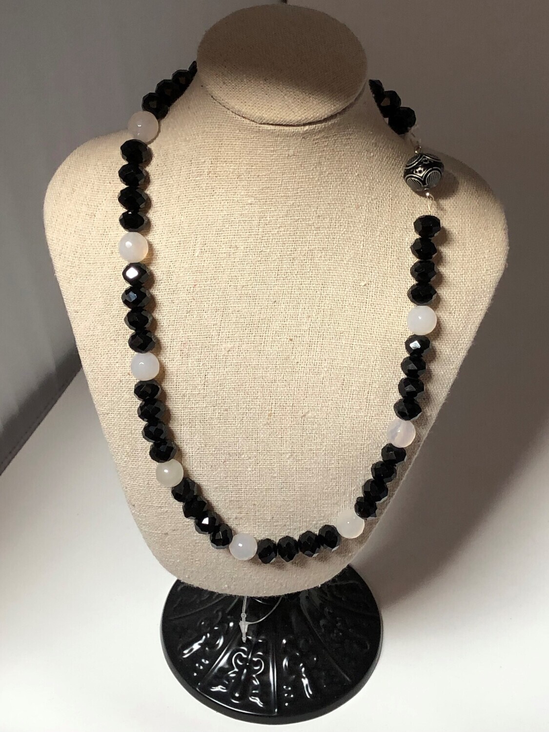 Collier en onyx noire et agathe blanche