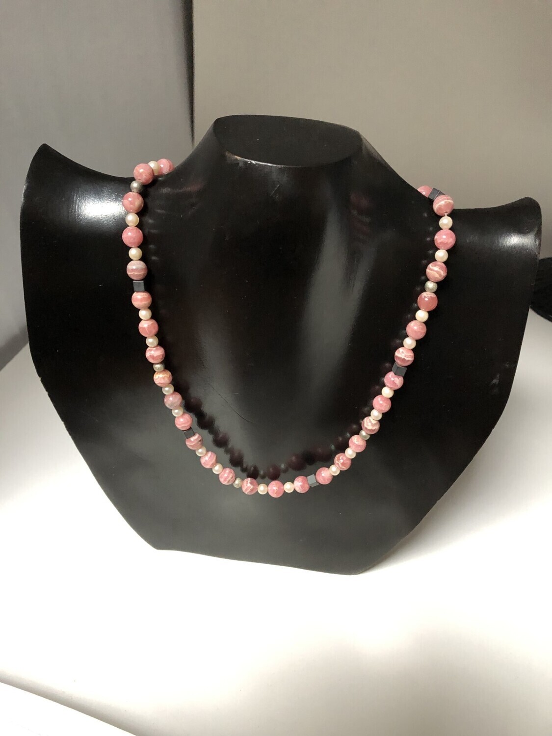 collier rodocrosite, perles de culture et oeil de chat