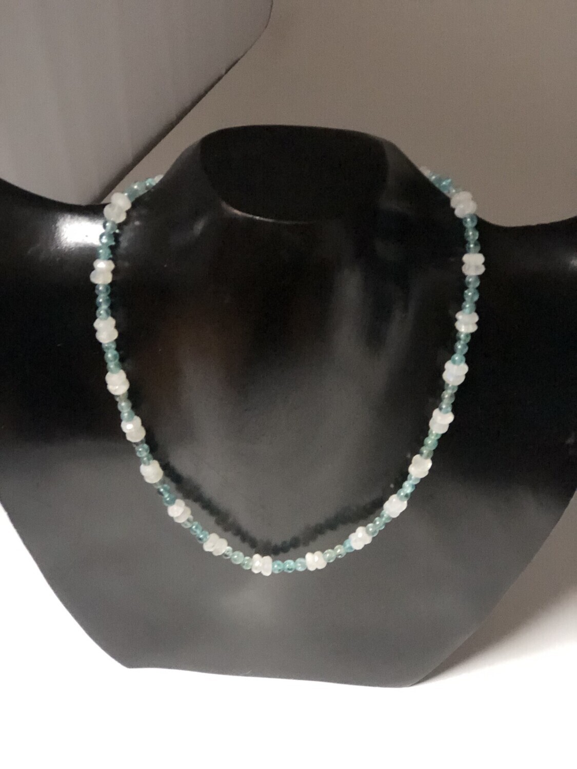 Collier en aiguemarine et pierre de lune