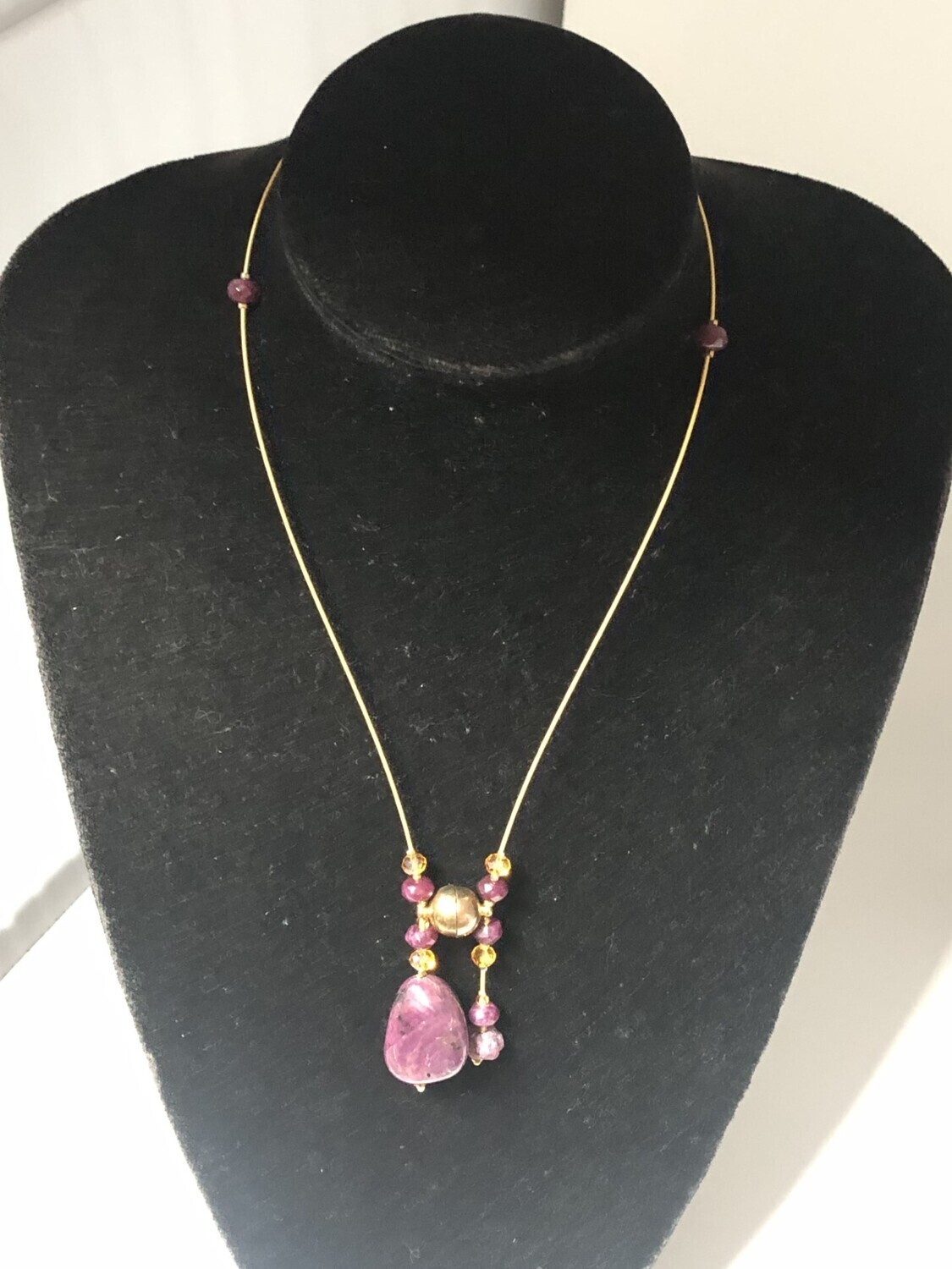 collier rubis monté sur fil acier recouvert d&#39;or véritable