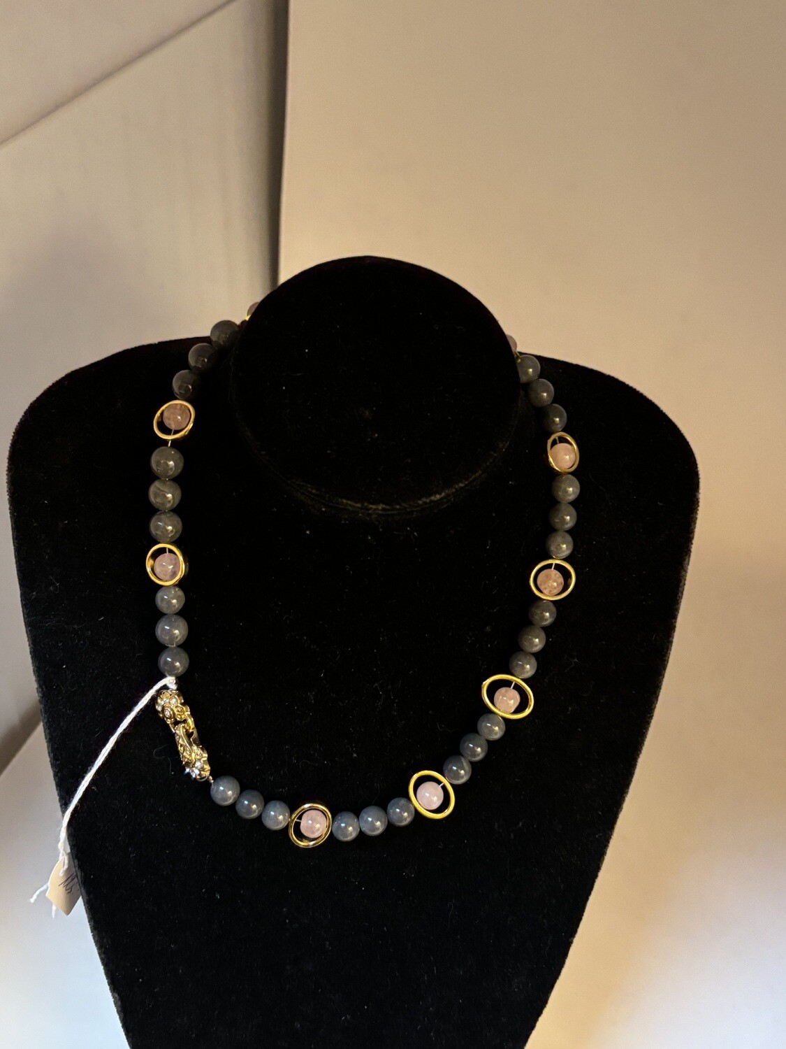 collier jade noire et quartz rose