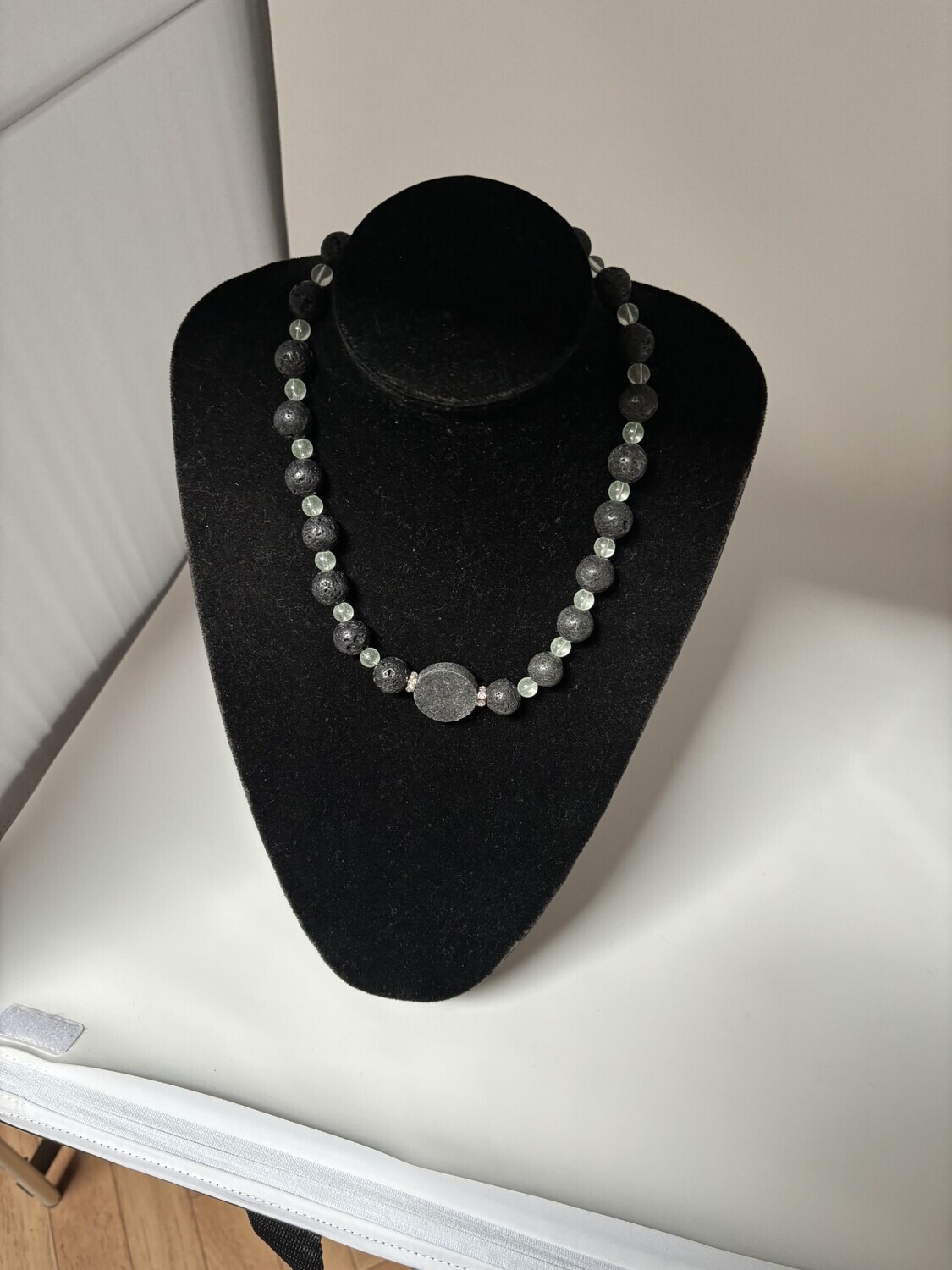Collier pierre de lave et fluorite