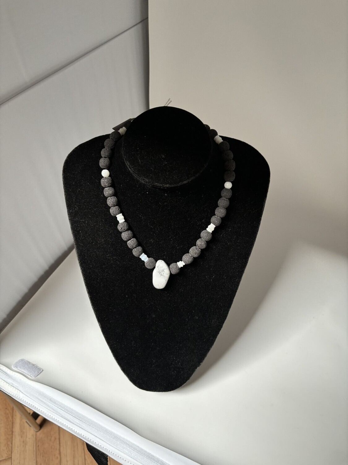 Collier pierre de lave, agathe et pendentif howlit en son centre