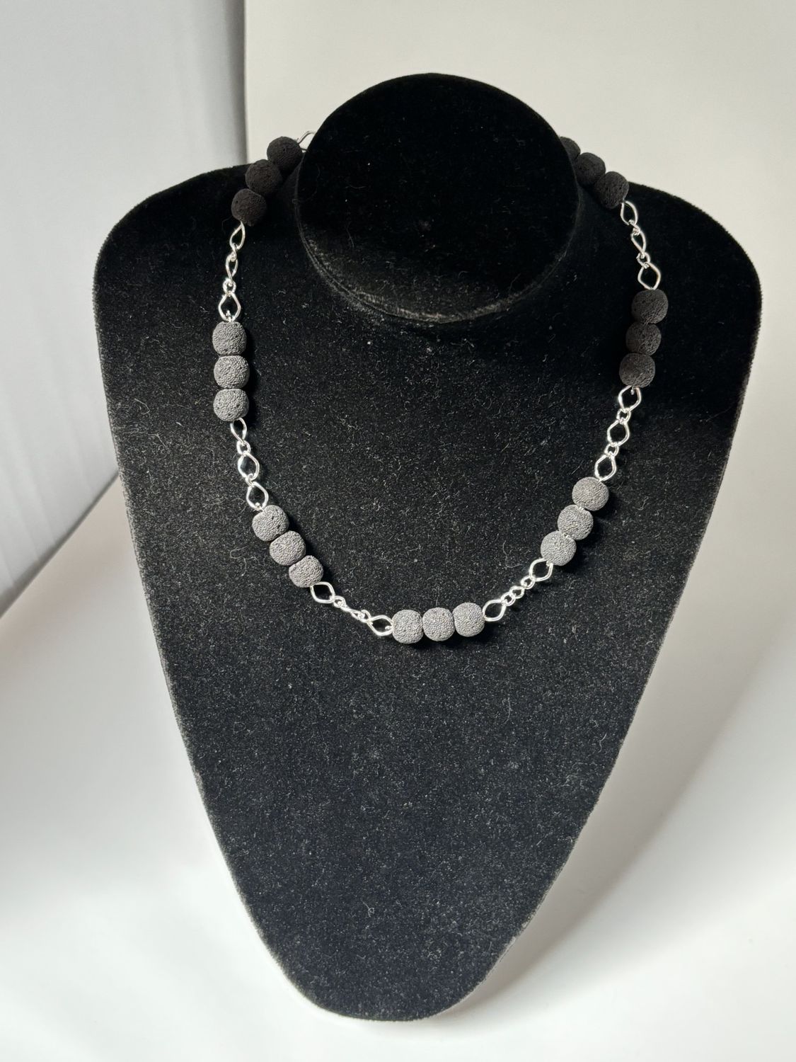 Collier chaine et pierre de lave noire