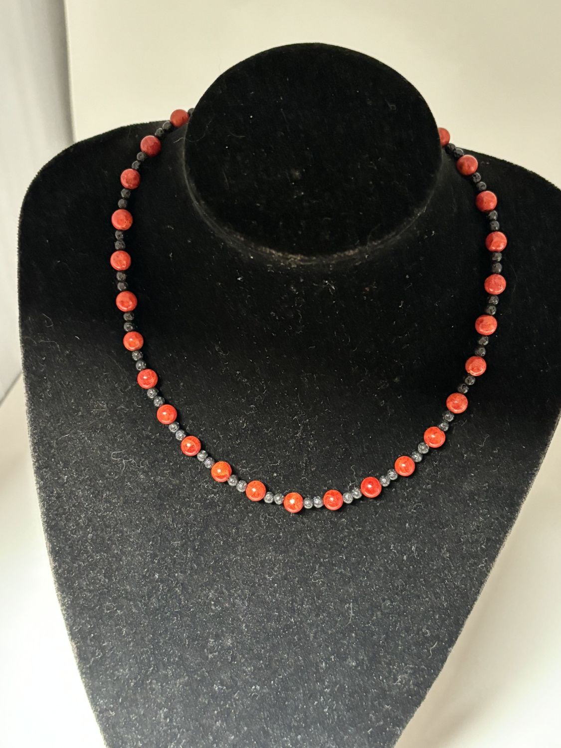 collier corail et pierre de lave noire