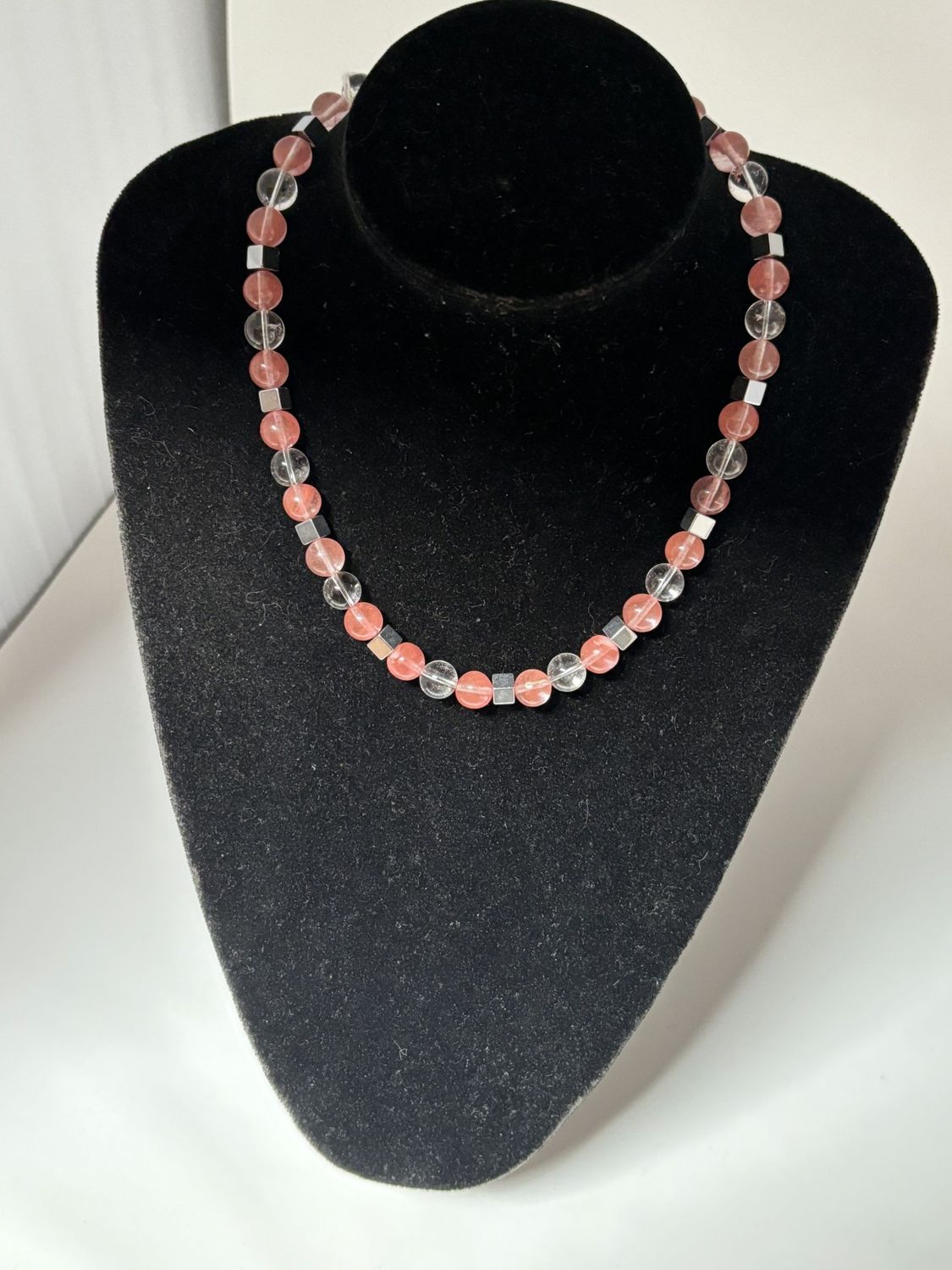 collier en &quot;Erdbeerquarz&quot; , quarz transparent et hématite