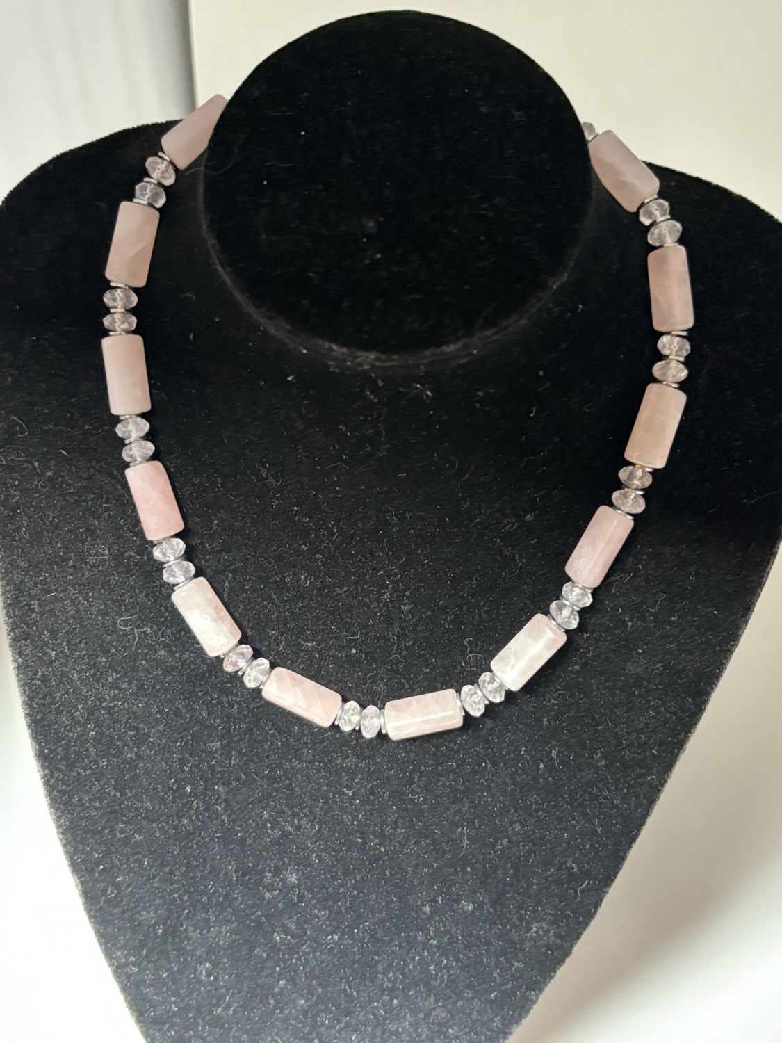 collier en quartz rose et intermédiaires hématite
