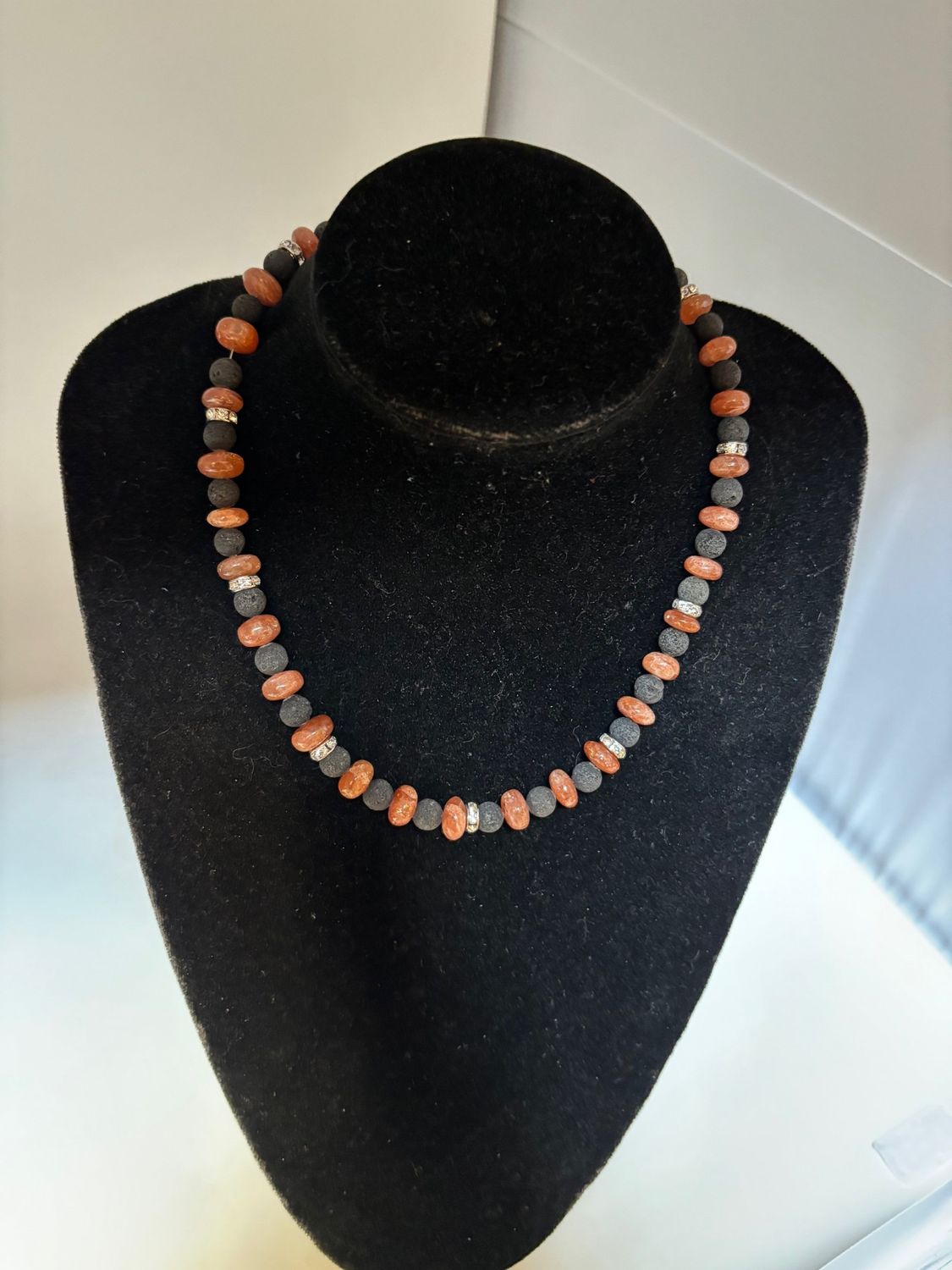 Collier en pierre du soleil et pierre de lave