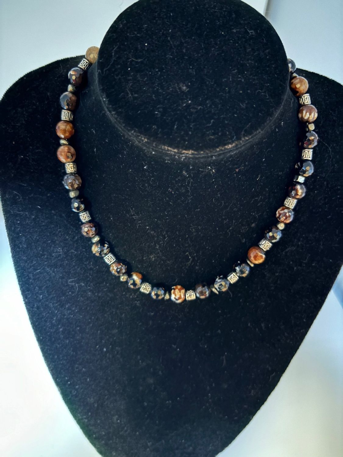 Collier en agathe brun et noir et intermédiaires argentés