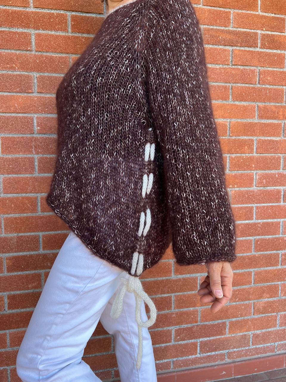 PATTERN - Maglioncino marrone asimmetrico