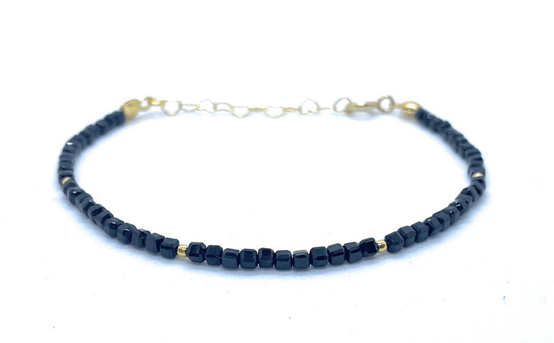 Pulsera de turmalina negra cubos de 2.2mm de grosor plata de primera ley chapada en oro amarillo ajustable de 16cm a 19cm 