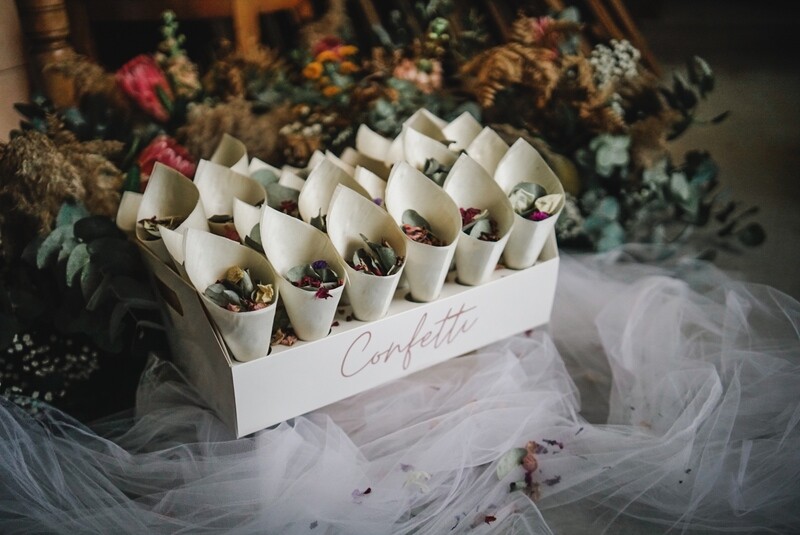 4 Litres biodegradable petal confetti
30 guests