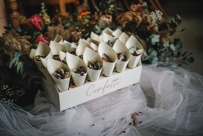 4 Litres biodegradable petal confetti
30 guests