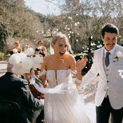 White biodegradable confetti 
30 guests (Circle bag only)