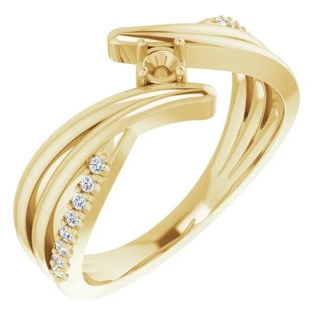 Stuller. 14k Gold Setting With 16 Small Diamonds, Made for 3mm Centre Stone.