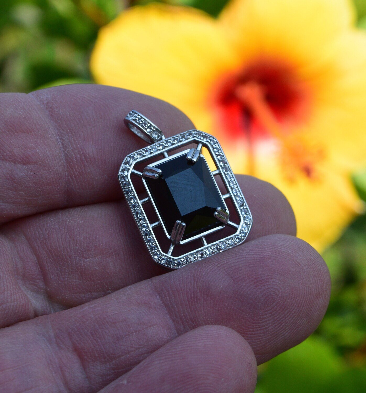 Tourmaline Pendant. A 9.49 cwt. Untreated .Master Valuer Appraised for$830. See Video