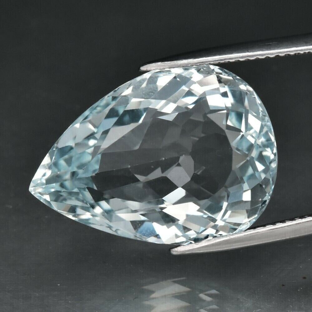 Topaz, 25.5 cwt. Natural Earth Mined .   21.5x15.5x9.8 mm.