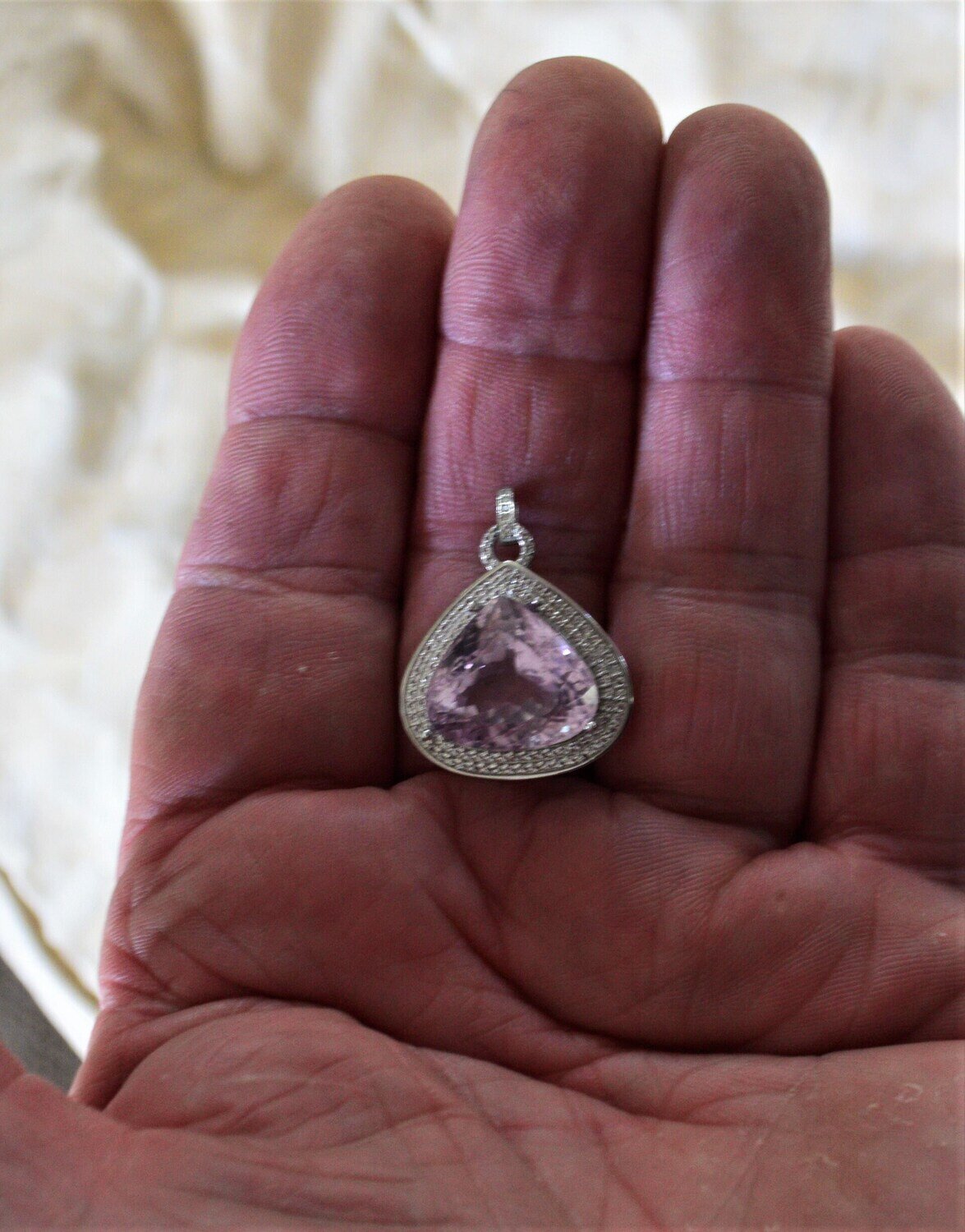 Kunzite Pendant. 17.1 cwt  Untreated Kunzite . 17.4x15.5x10mm. See NOTE.