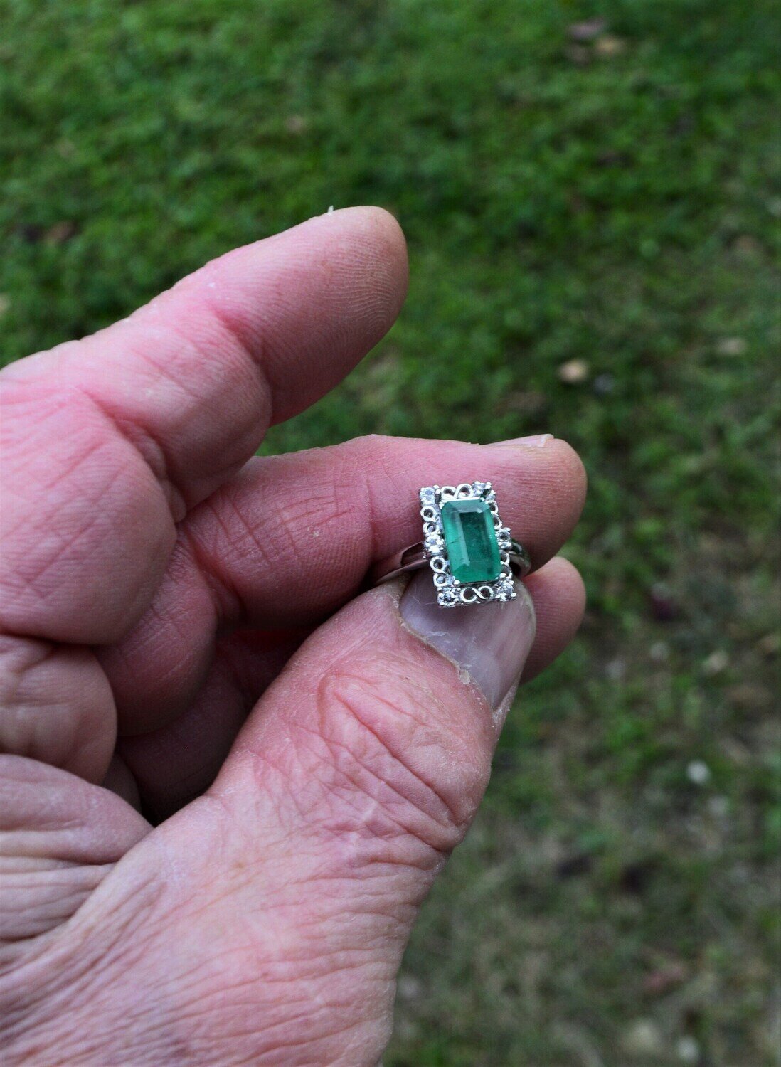 Emerald Ring, Size7. 1.85cwt. 10x6.2mm .Appraised by Master Valuer for $695 Funds. See NOTE.