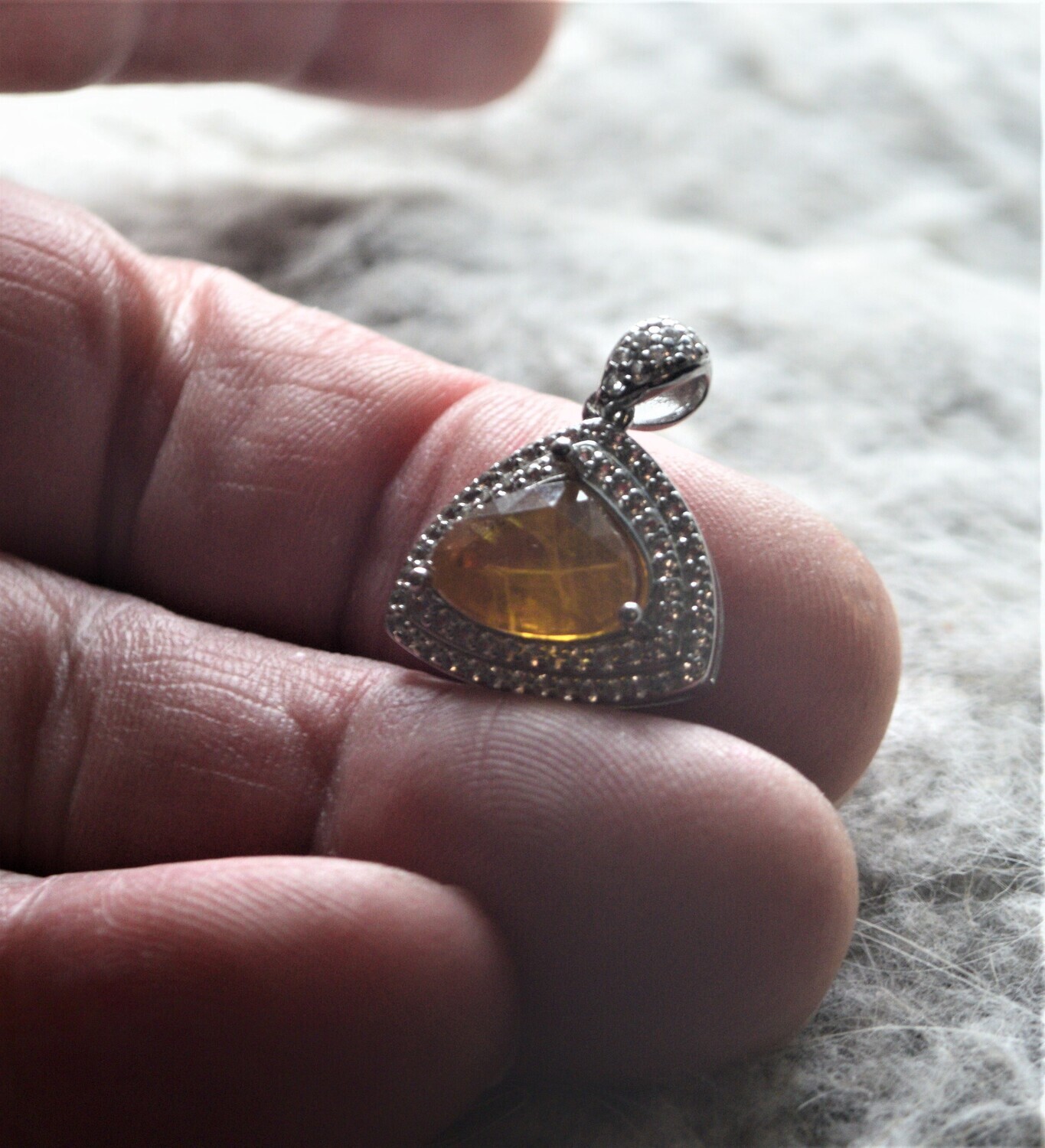 Pendant. 5.11 cwt Sapphire.. Independent  Master Valuer Appraised $1,435 Before Setting.  See Video. See NOTE