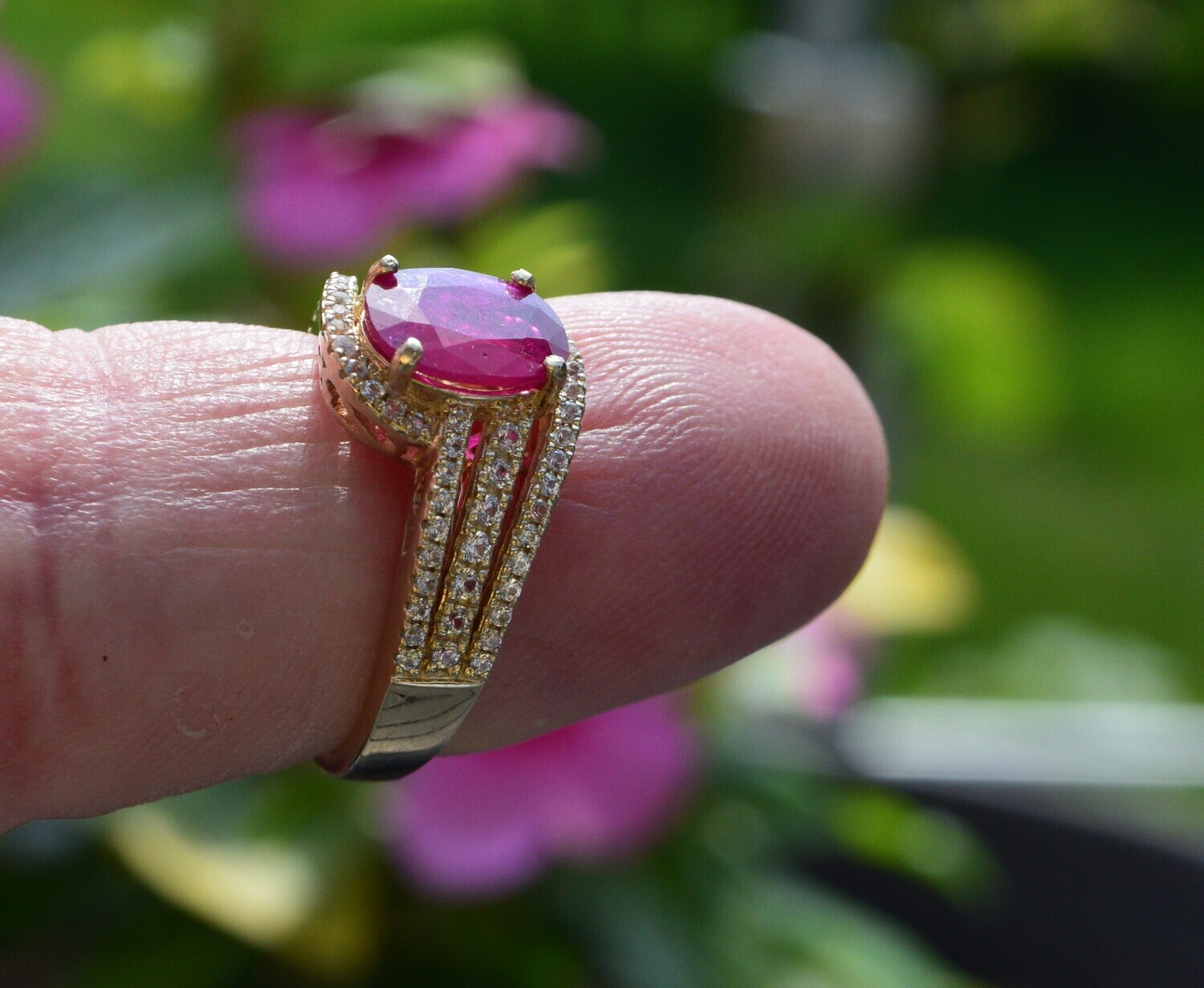 1.6cwt Ruby   8.7x6.7mm, Set in 14k Yellow Gold Settting ,Size 7. July Birthstone. Master Valuer Appraised . See Video.