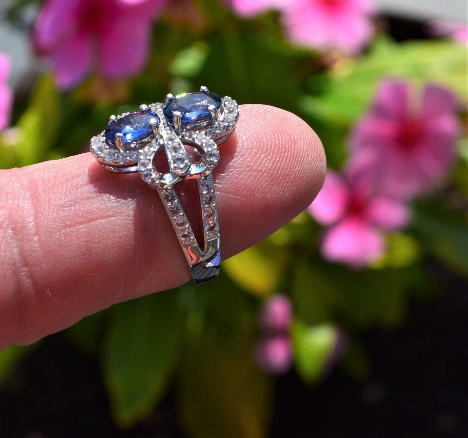 Size 7 Sapphire Ring.  Appraised by an Independent Master Valuer,   See Video.