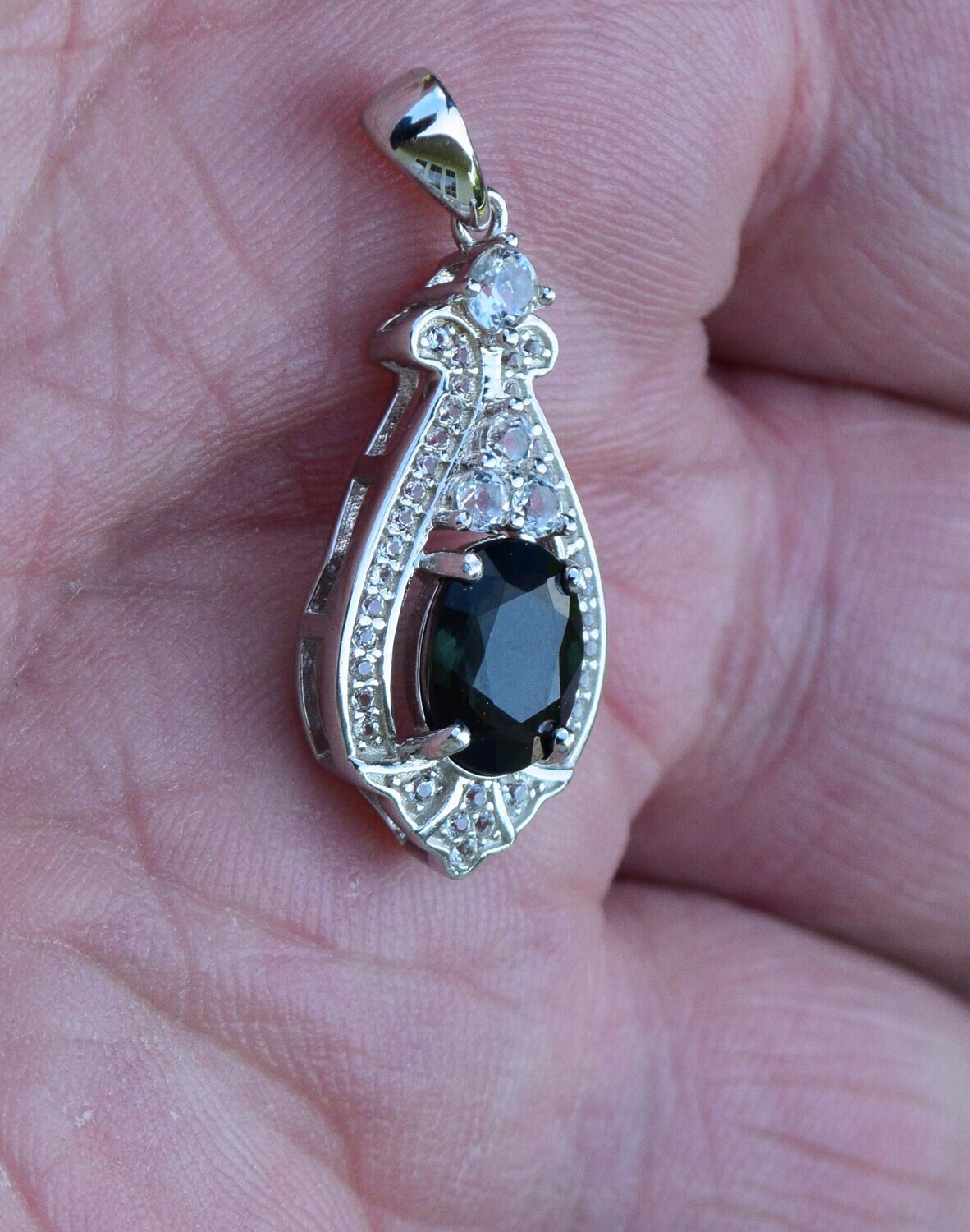 Tourmaline pendant.  1.7 cwt. Tourmaline 8.6x6.7mm. See Video