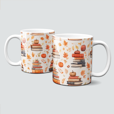 Tasse mit Büchern, Kürbissen im Herbst mit vielen bunten Blättern