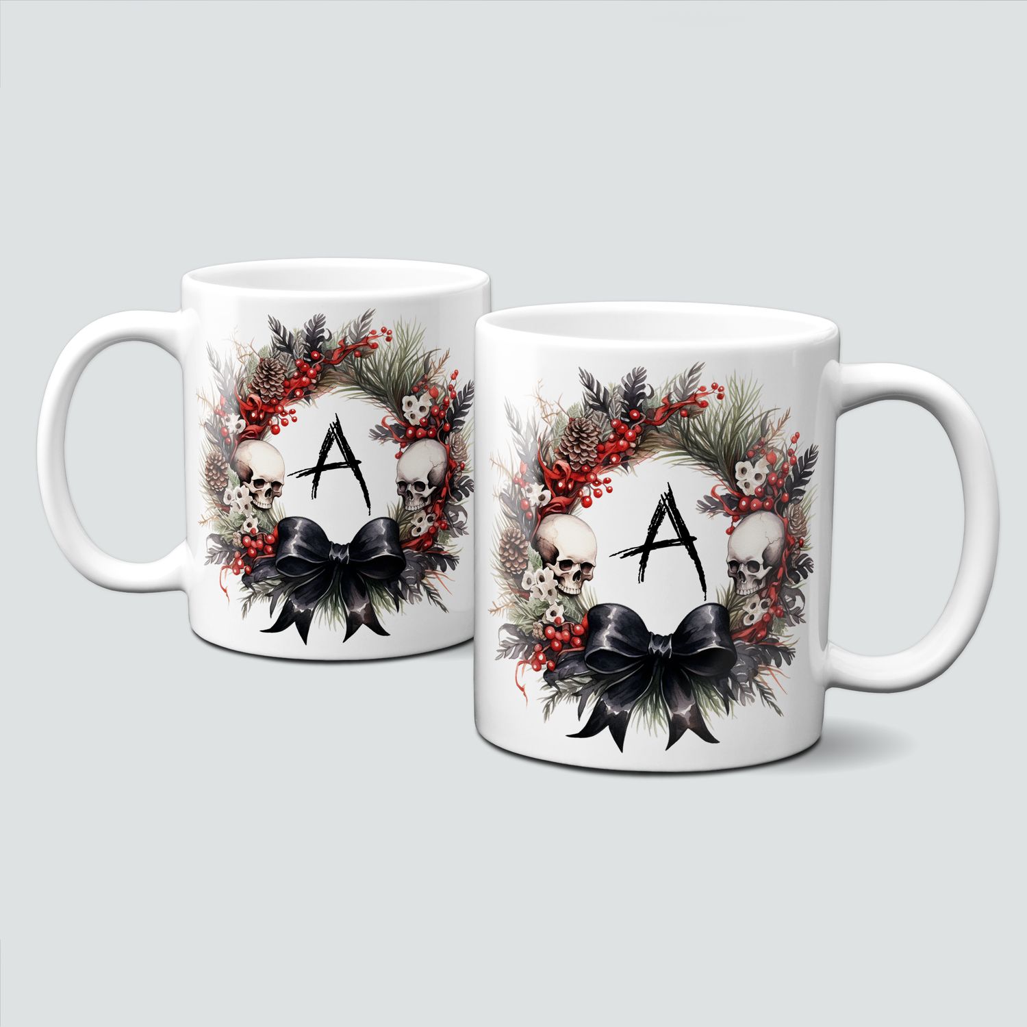 Monogrammtasse-schwarz-Weihnachten-Kranz-rote Beeren-Totenköpfe