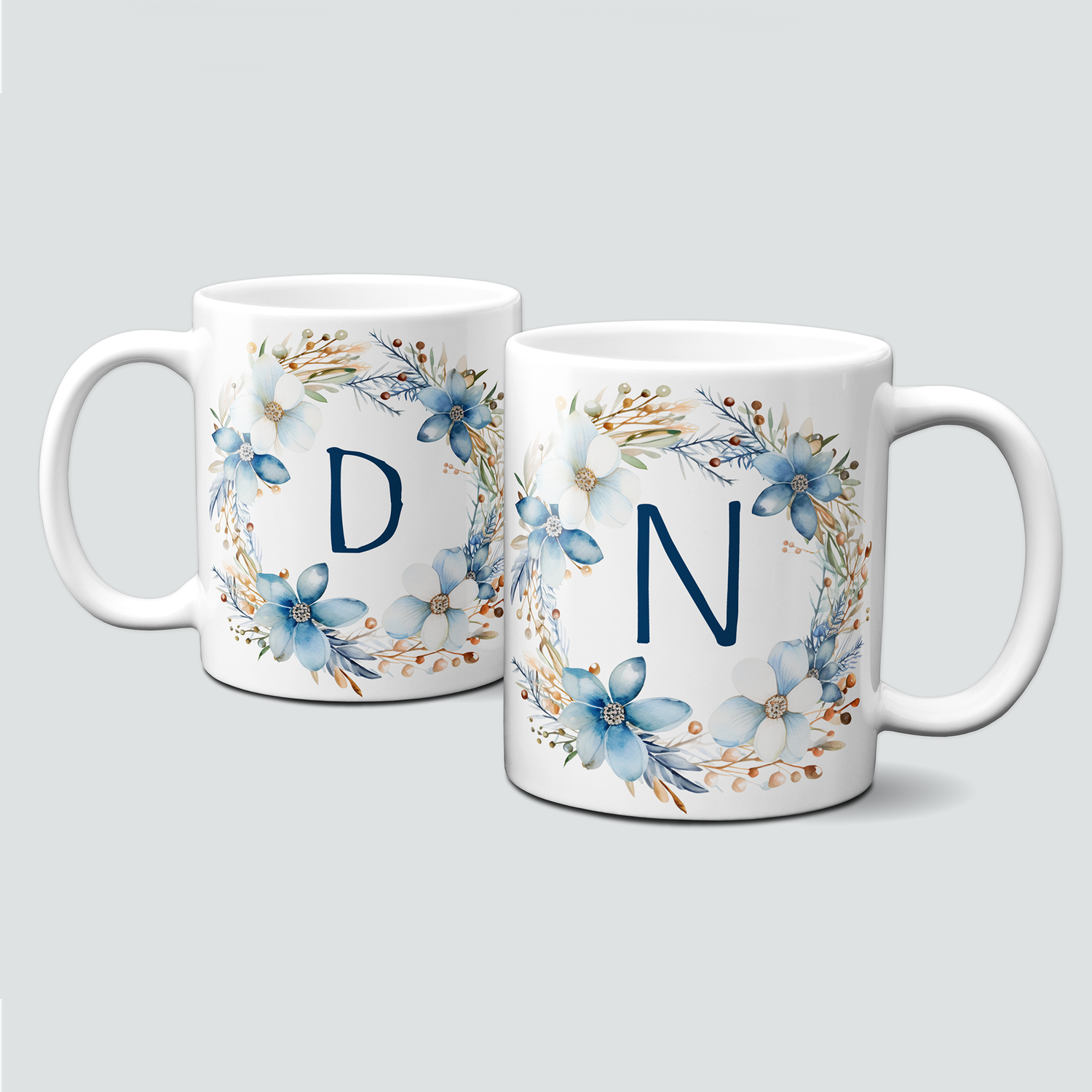 individuelle Monogrammtasse mit Kranz-Blumen-blau-beige