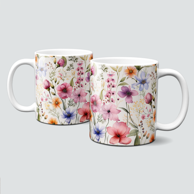Tasse mit bunter Blumenwiese