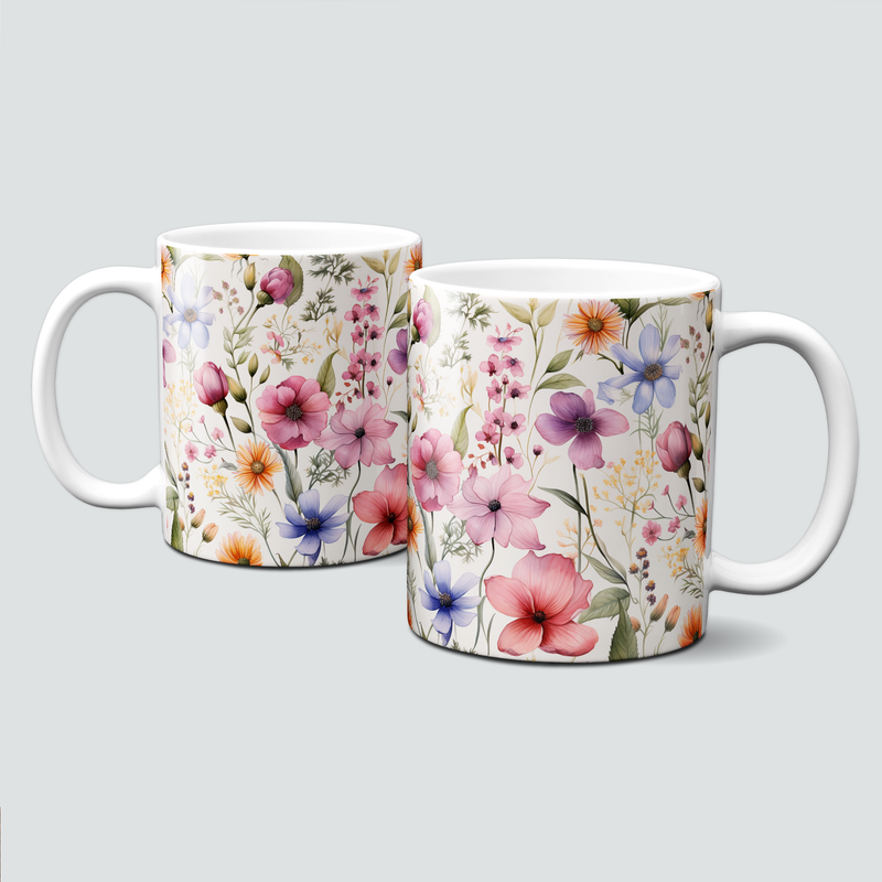 Tasse mit bunter Blumenwiese