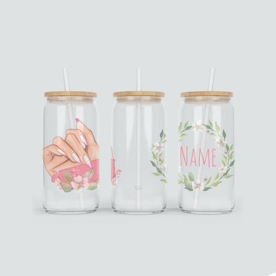 Personalisierter Glas Becher mit Nails, Blumenkranz und Name inkl. Bambus Deckel mit Strohhalm
