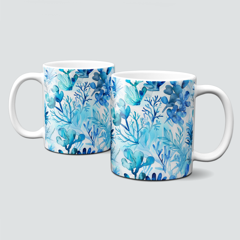 Tasse mit sommerlichen blauen Blumen