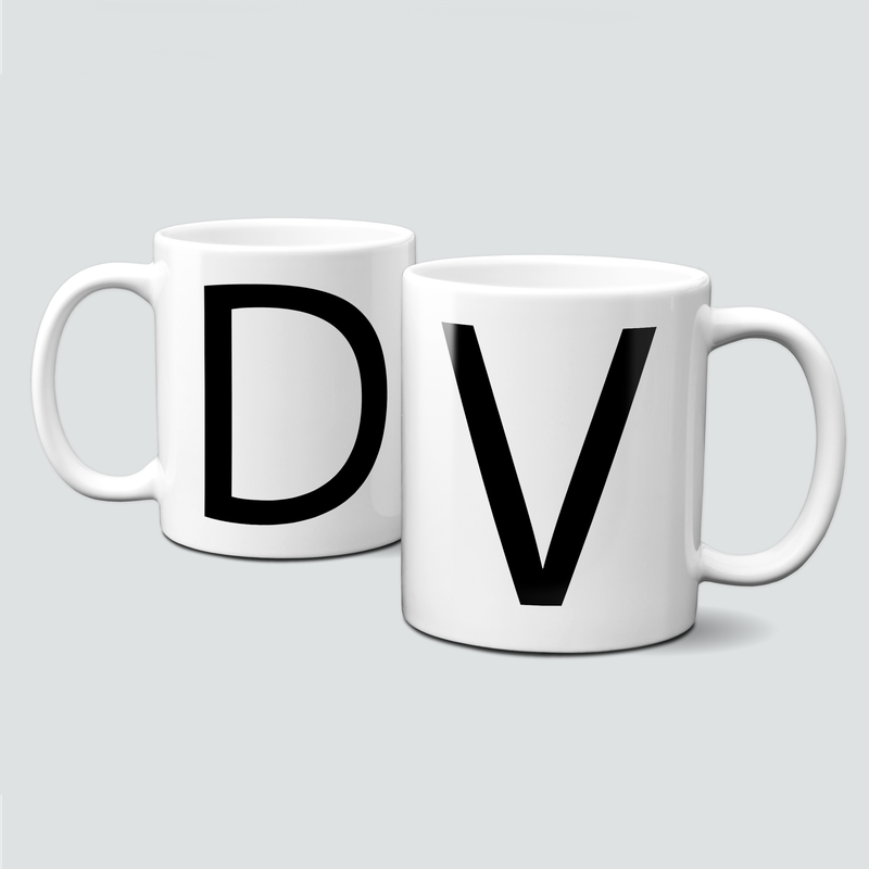 individuelle Monogrammtasse mit schwarzen Buchstaben