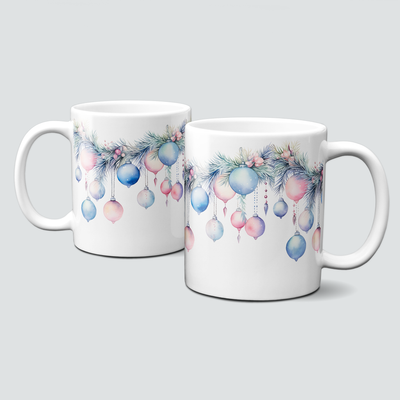 Keramiktasse mit Weihnachtsmotiv-Winter-bunte Weihnachtskugeln-Girlande-Zweige Keramiktasse mit Weihnachtsmotiv-Winter-bunte Weihnachtskugeln-Girlande-Zweige