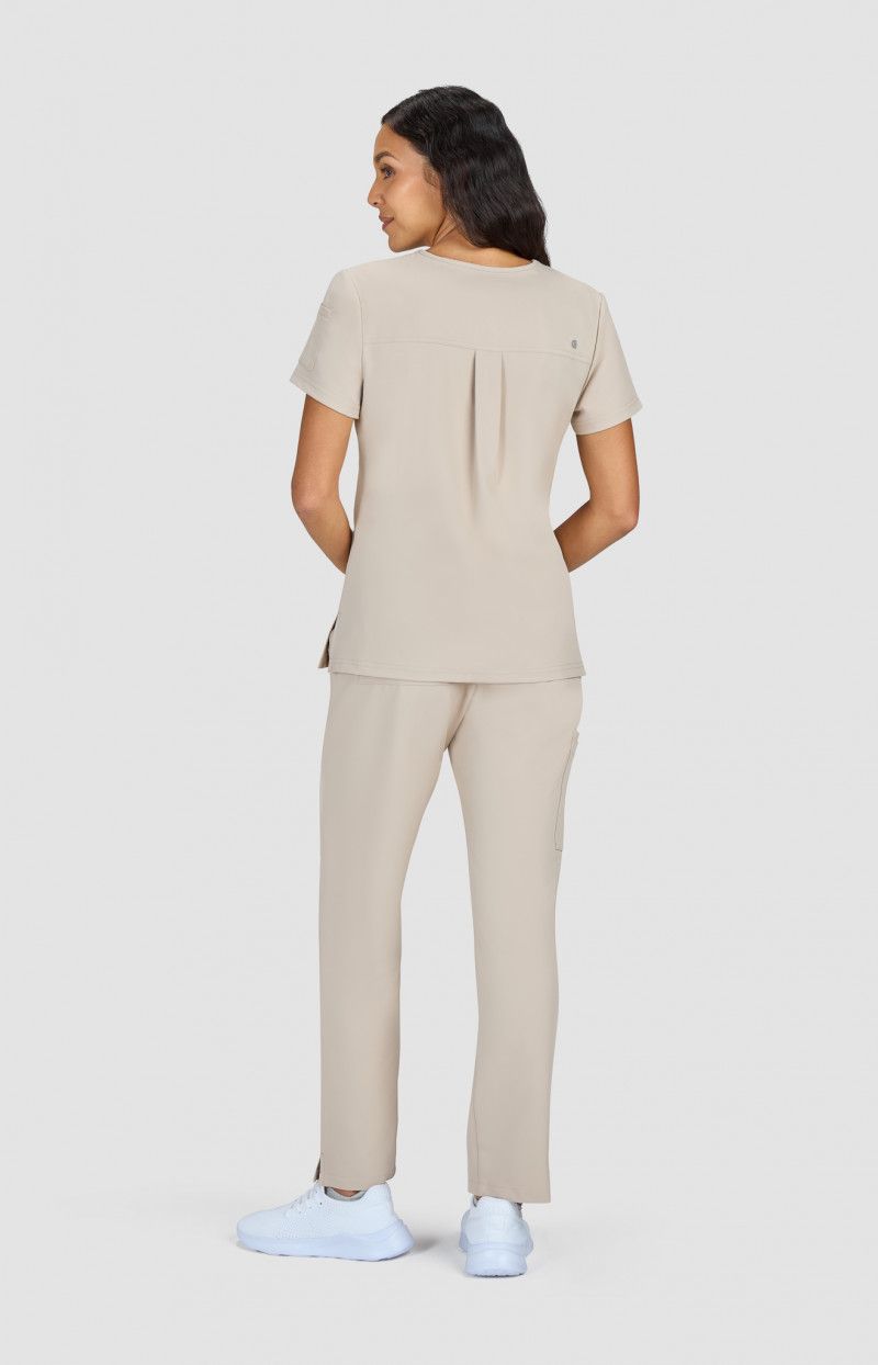 Cureology x koi Aura Women&#39;s 2-Pocket V-Neck Tuck-In Scrub Top