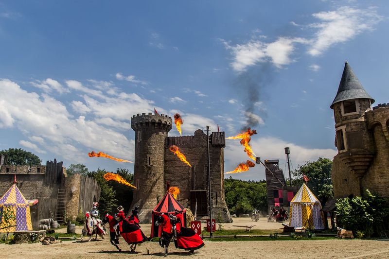 Scène de combat médiéval au Puy du Fou