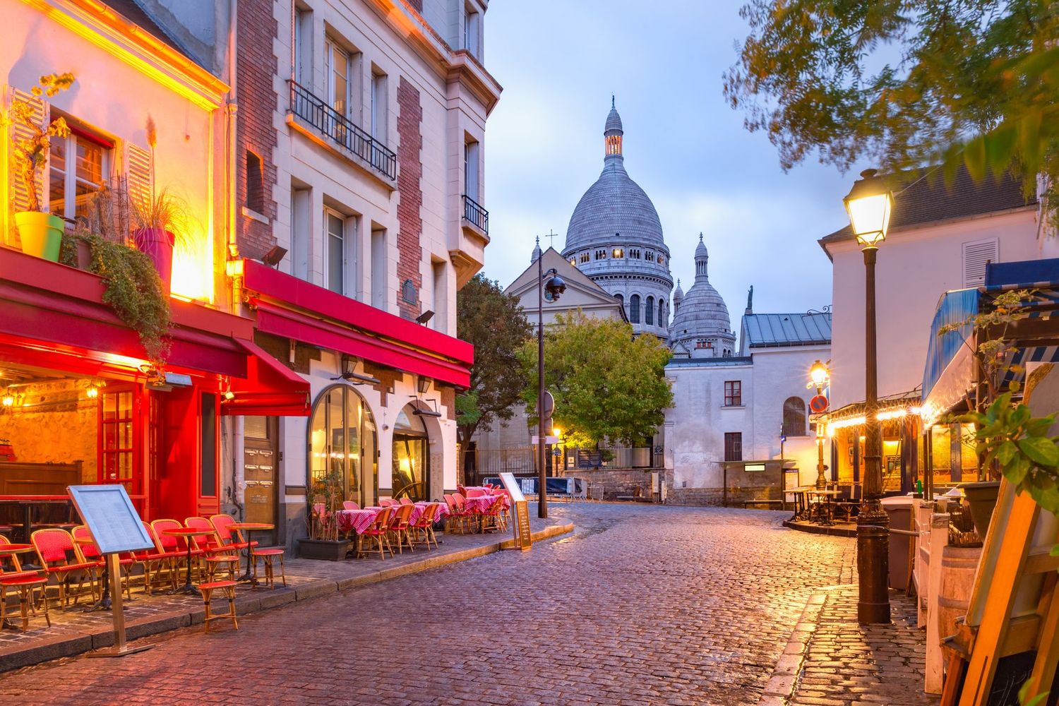 Rue de Montmartre avec vue sur le Sacré Coeur