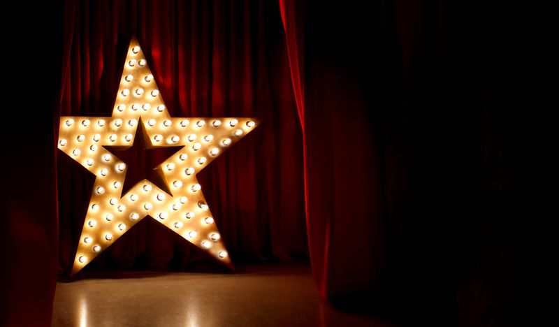 Étoile lumineuse sur une scène de cabaret
